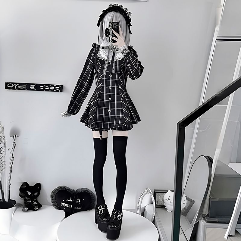 robe à manches longues, robe noire, robe avec nœud, robe à carreaux, robe avec col
